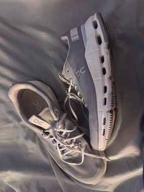 Women’s on cloud tennis shoes size 9